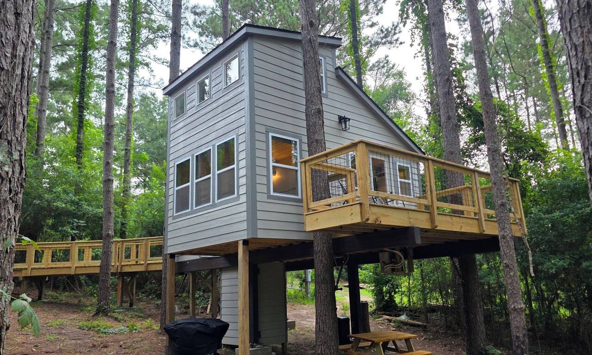 Mount Olive Cottage | Truly Unique Treehouse - The Fox Den at Pines and Pillows Treehouses
