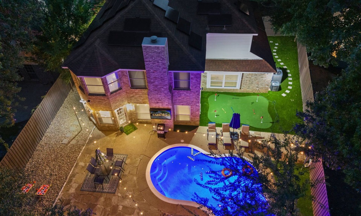 Flower Mound House | Two Kings, Heated Pool, Whirlpool Jet Bathtub &BBQ