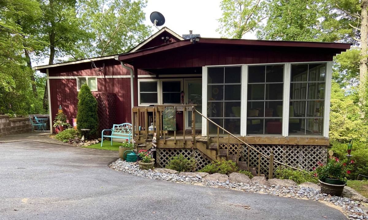 Zirconia Cabin | Ultimate Escape, Henderson Private Mountain Retreat, WiFi, Hot Tub, Scenic Views