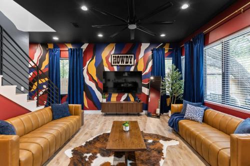South Manchaca House | Ultimate Getaway with Cowboy Pool Fire Pit Rooftop