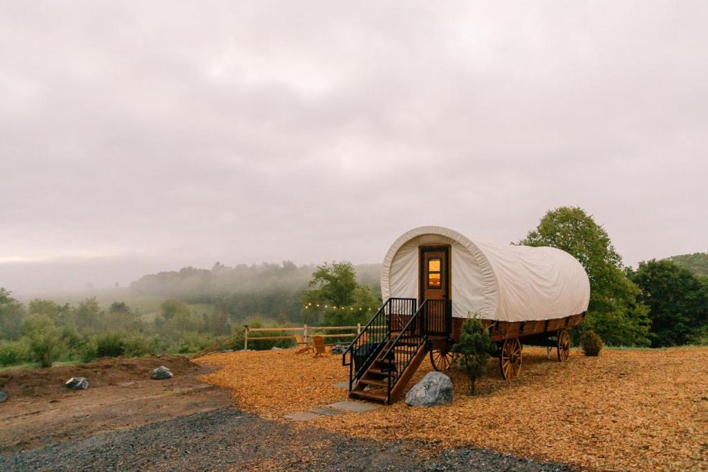Waterfall House | Unique Covered Wagon Tiny Home - Fire Pit - Grill - Stargazing - Sunrises - Glamping