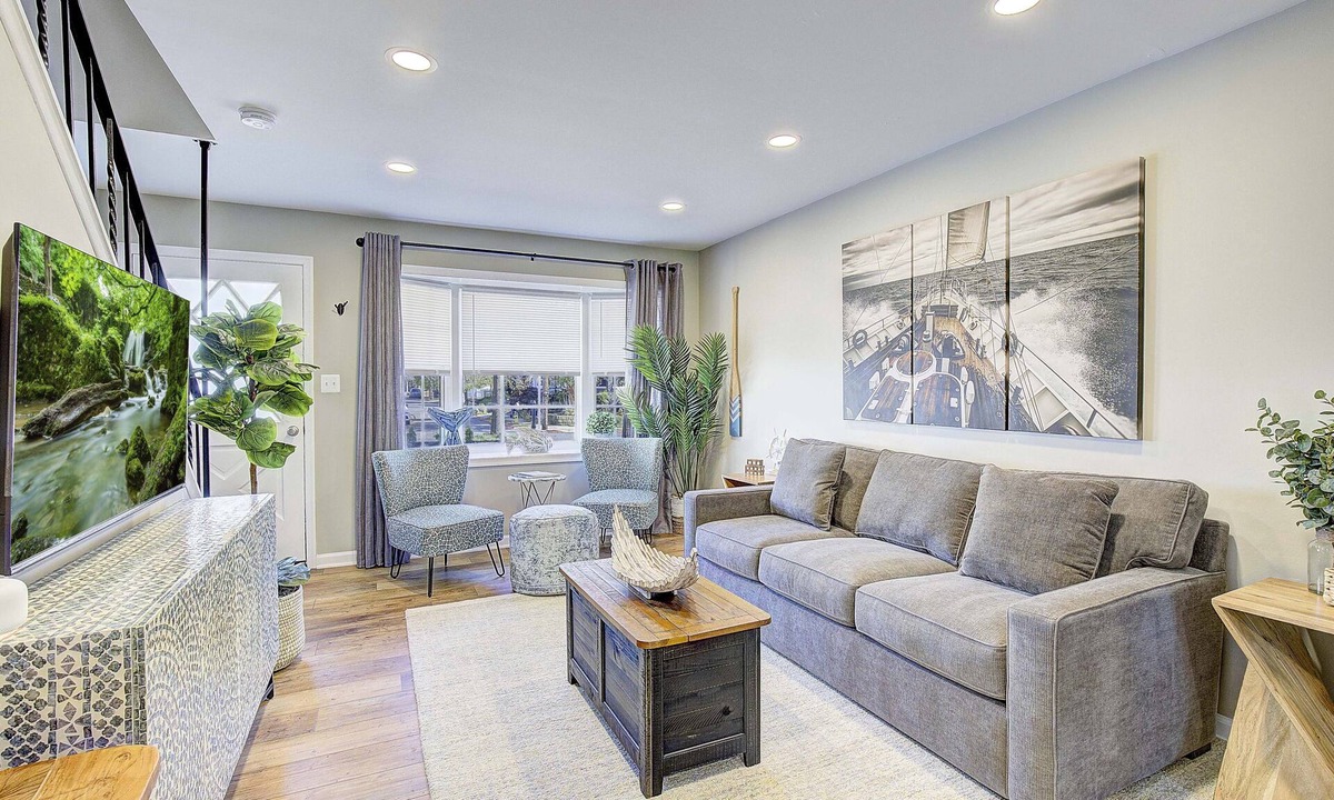Annapolis House | Unique Listing! Entire Downtown Triplex w/Private Parking! Sleeps 12-18. Pets ok