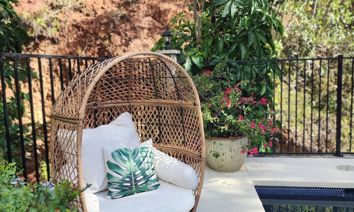 Mililani House | Unique, private and central