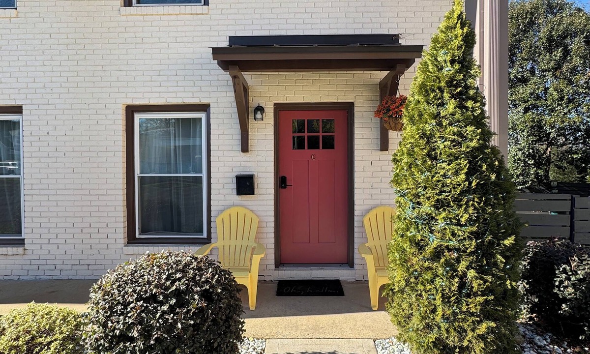 Charlotte House | Unique, professionally designed amenity-rich 2-bedroom townhome in Uptown CLT