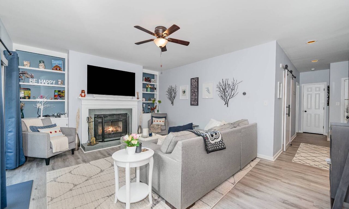 Ashbrook - Clawson Village Condo | Unique South End Gem w Fenced Yard! Minutes To Uptown & South Park w King Suite & Private Library!