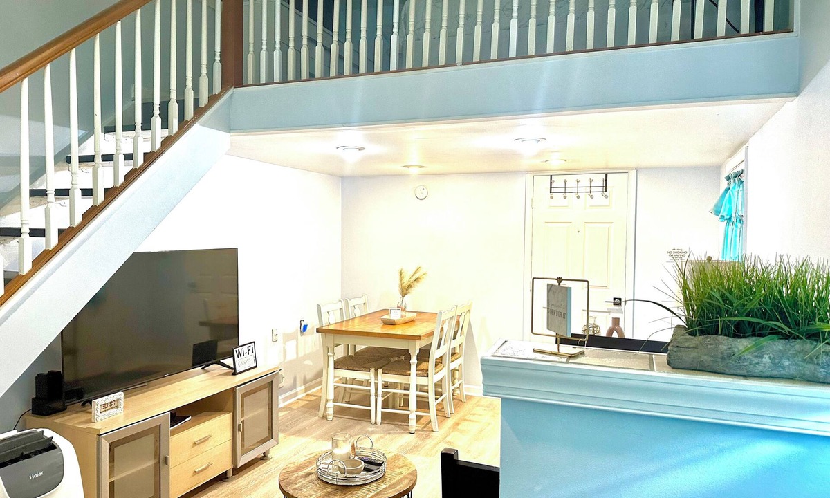 Northwest Apartment | Unique Space 10 mins from Beach