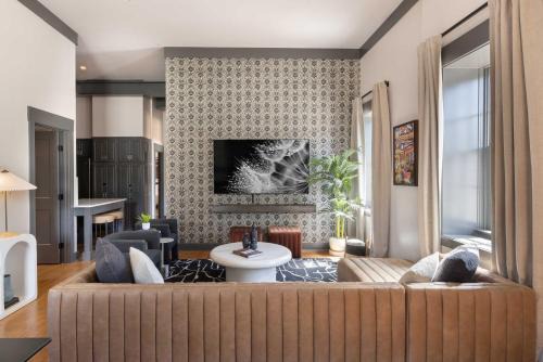 Old West Broad Neighborhood House | Updated Townhome Free Parking