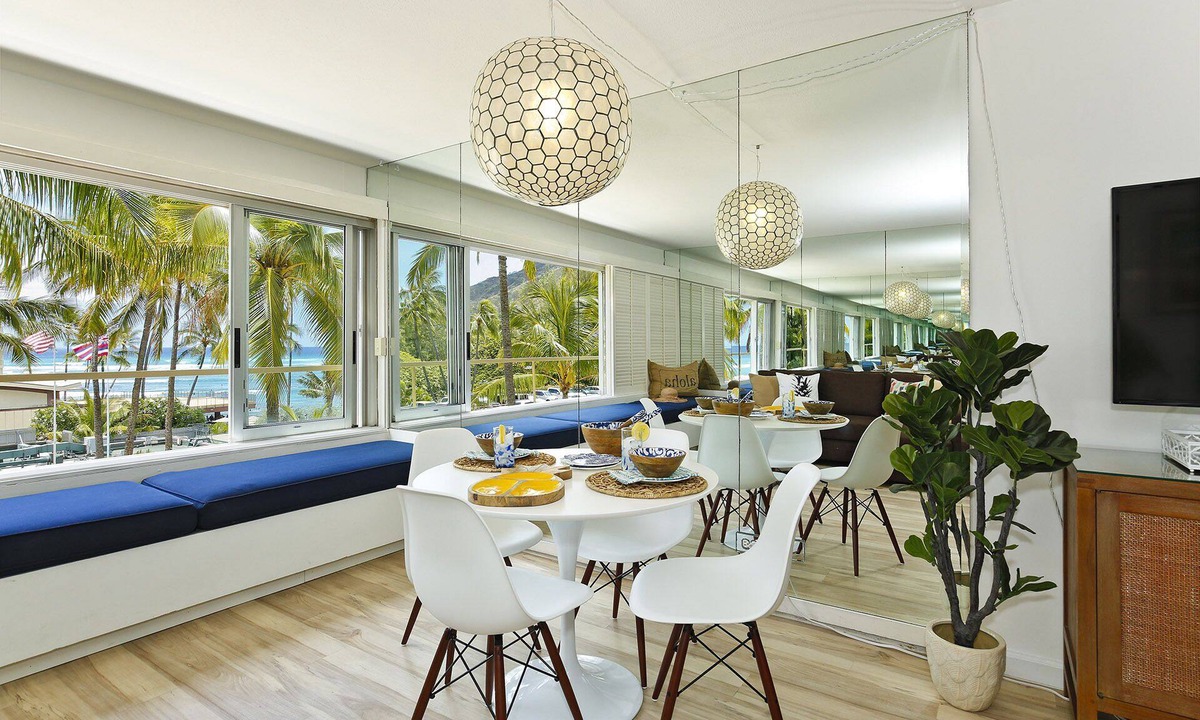 Diamond Head - Kapahulu - St. Louis Condo | Upgraded Beachfront Studio on Quiet Waikiki beach with Swimming/Surfing!