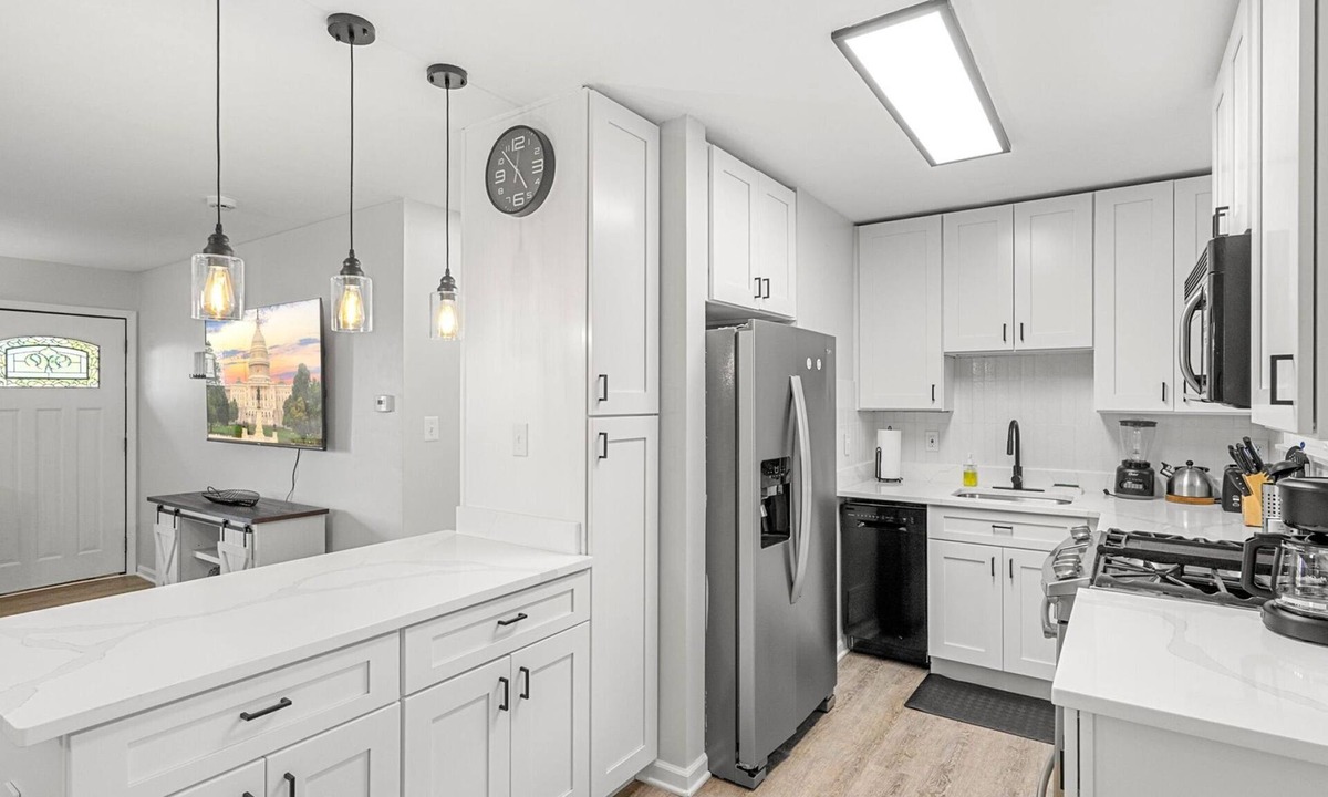 Jefferson Manor Apartment | Upscale Old Town Views 3BD Lux