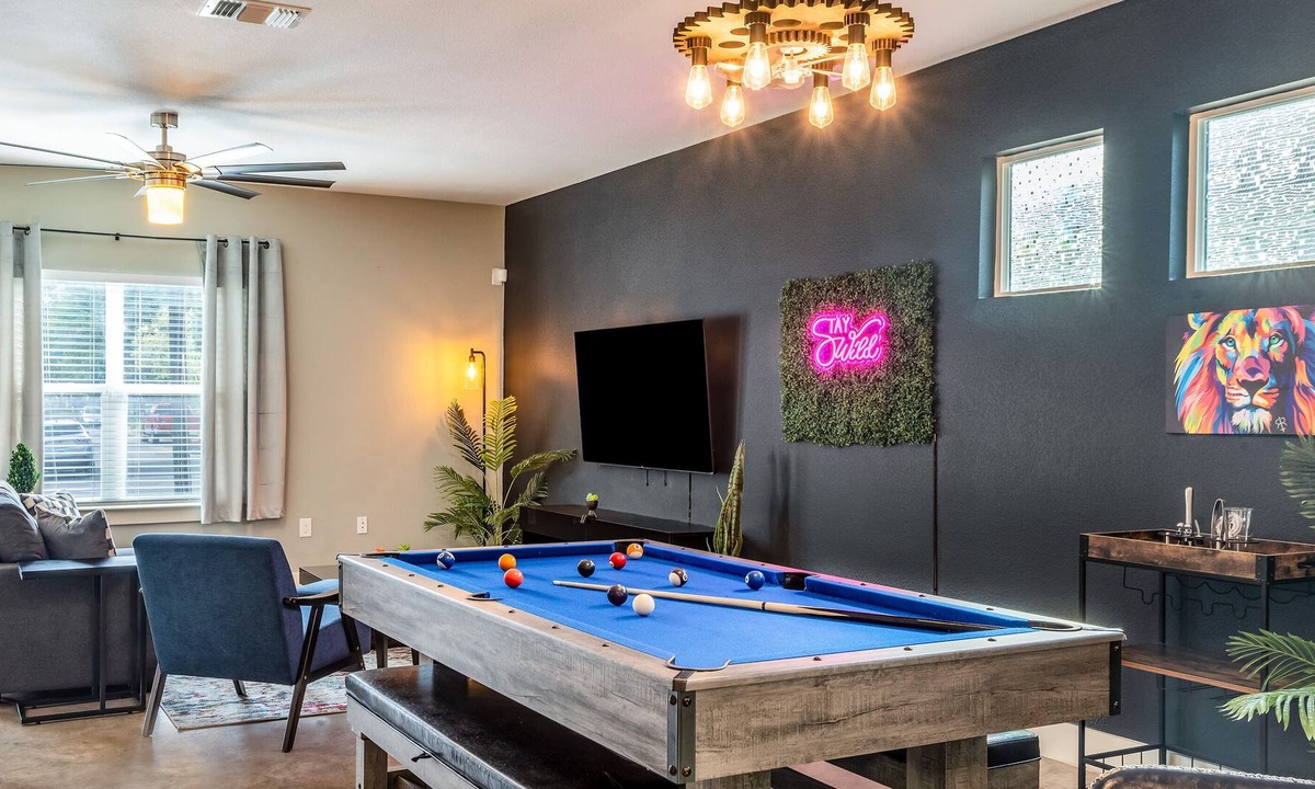 Govalle House | Upstay - Home w Yard Games, FirePit - Sleeps 18