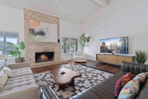 Pleasant Valley House | Upstay Modern Home Near Golf Course and Downtown
