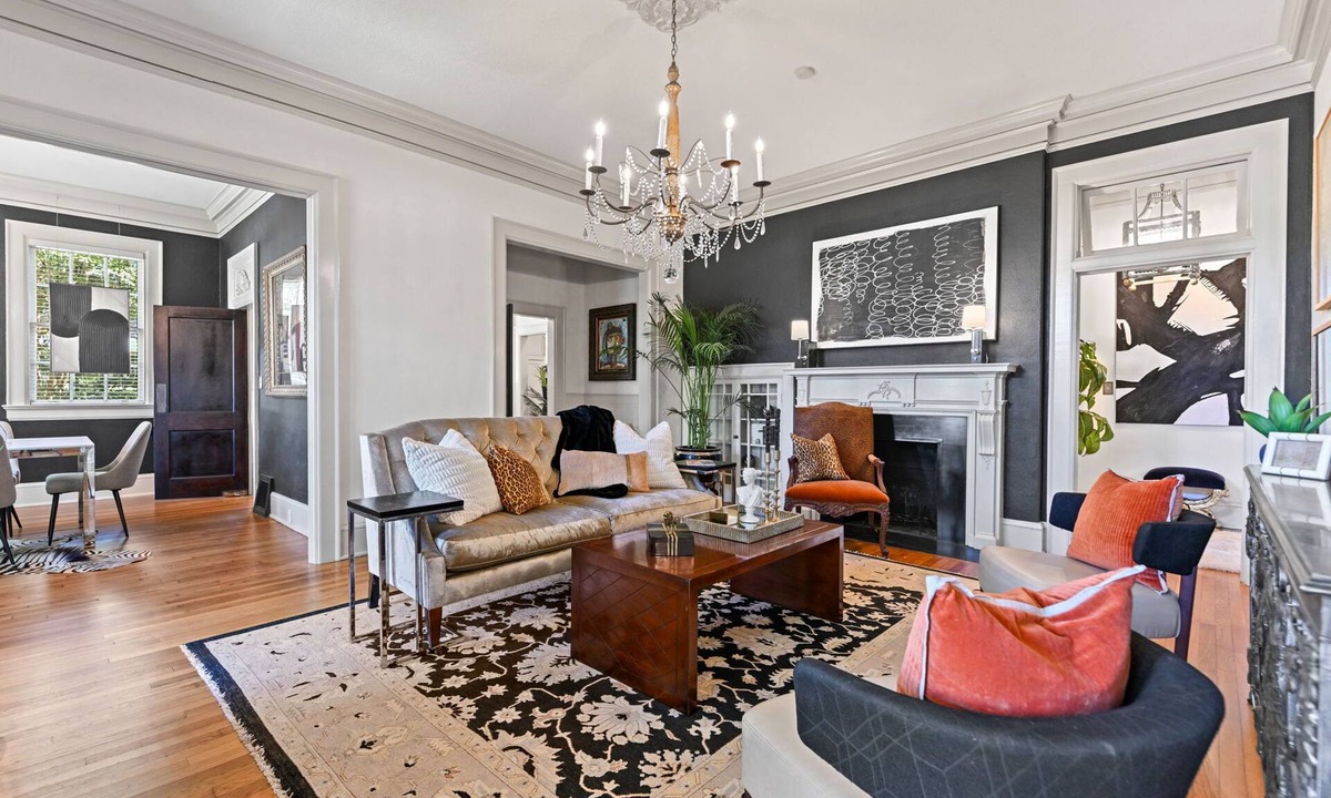 Montgomery House | Villa Deileoni -Elegant- 3 Bed 2/bath in Old Cloverdale