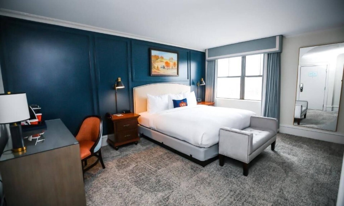 Charlotte Center City Hotel | Vintage-Inspired Downtown Room Near Blumenthal Theaters and Events