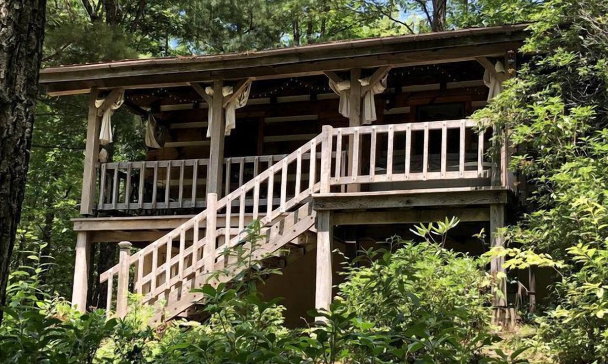 Old Town Cabin | Virginia Glamping Destination with Hot Tub, Perfect for Romantic Getaways in Galax
