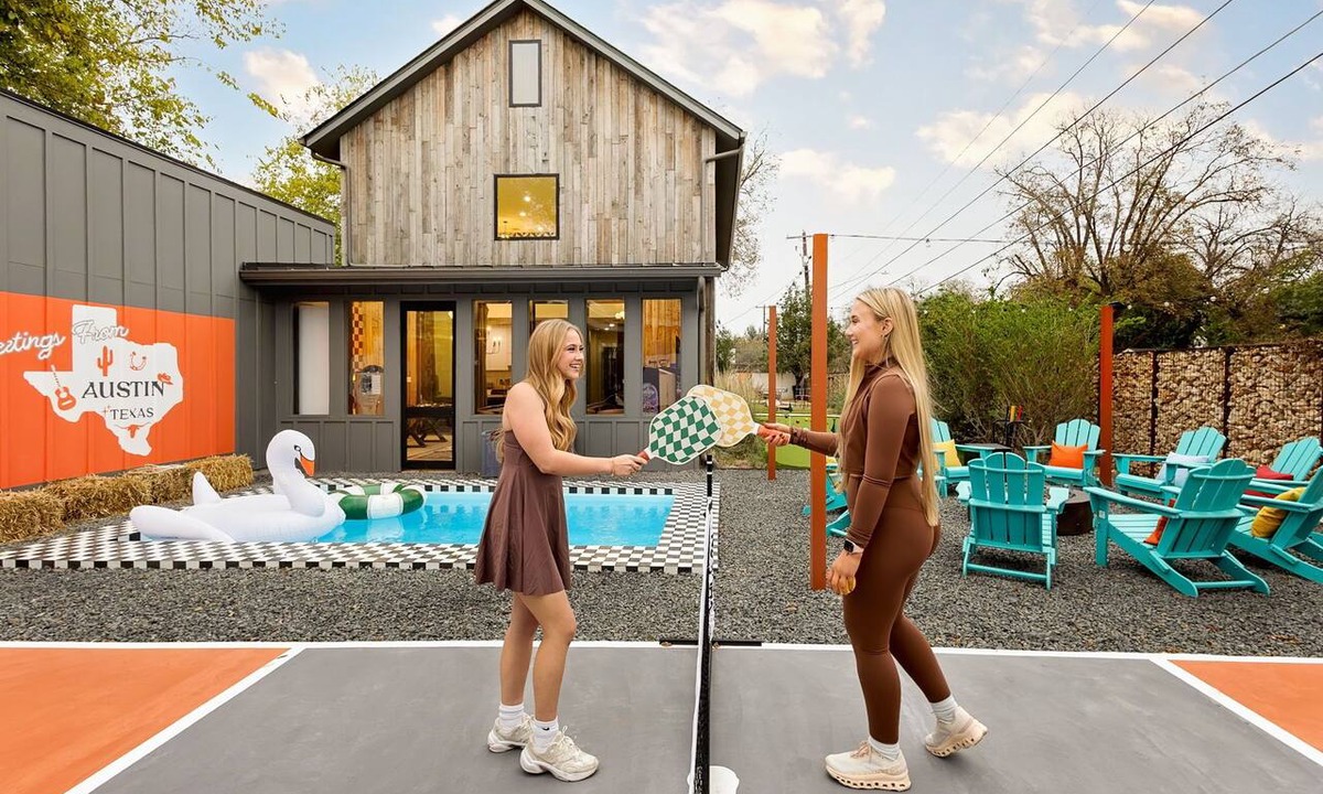 Govalle House | Voted TX Top 10 | Pool~Game Room~Gym~Pickleball
