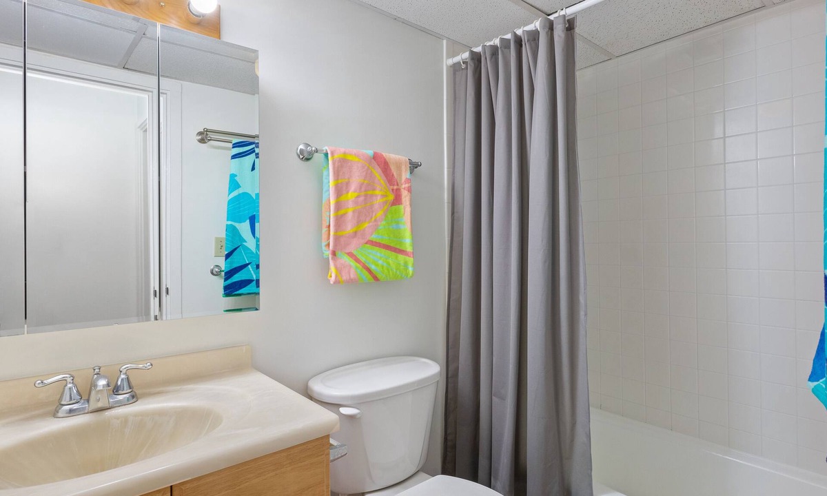 McCully - Moiliili House | Waikiki 2 bedroom 1 bath Apartment #2 - 10 min to beach 5 min to park