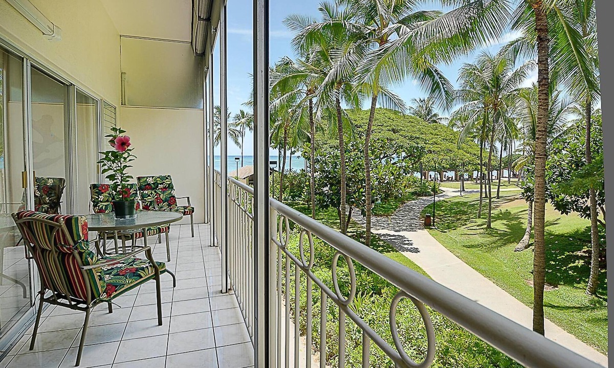 Waikiki Condo | Waikiki Shore 1 bedroom with large lanai on Waikiki Beach - free parking & WiFi