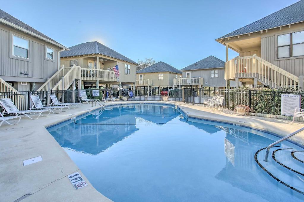 Myrtle Beach House | Walk to Beach: Dog-Friendly Myrtle Beach Cottage!