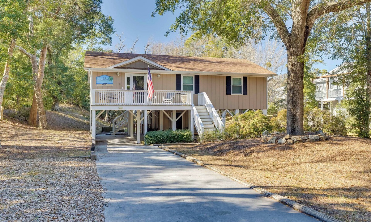 Emerald Isle House | Walk to Beach & Family Fun! Emerald Isle Home