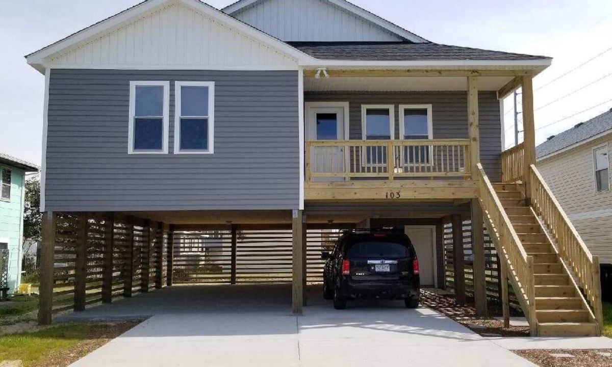 Kill Devil Hills House | Walk to beach! Cottage perfect for families.