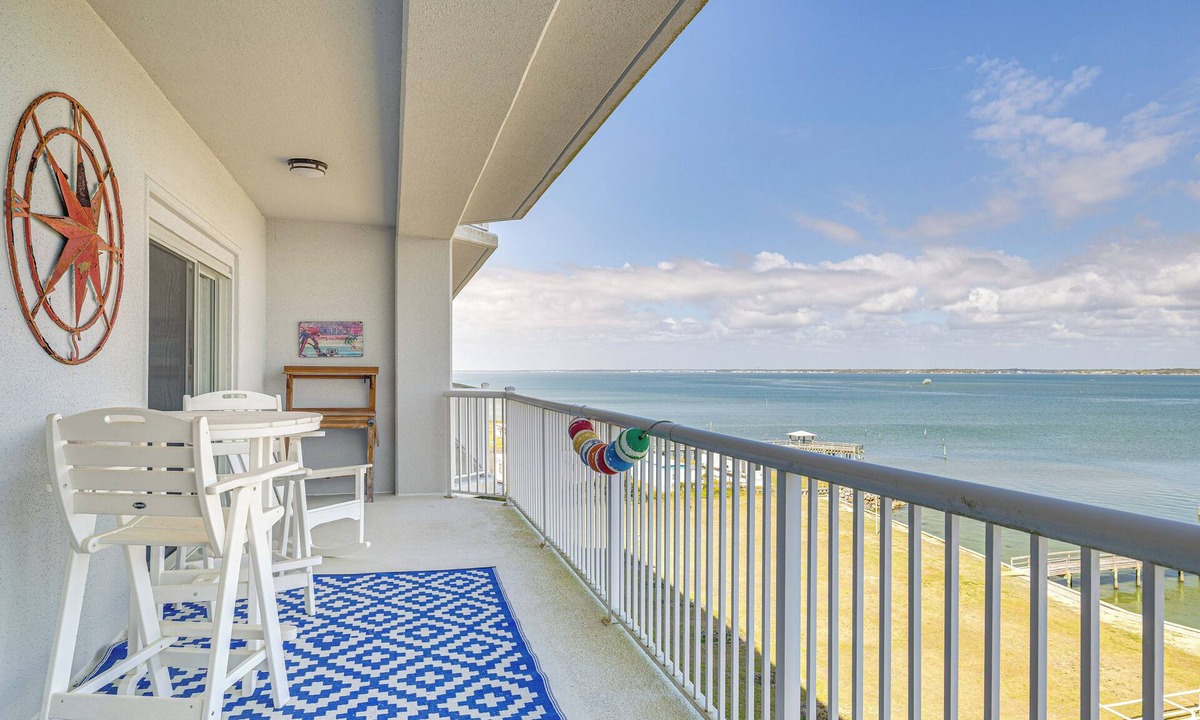Indian Beach Condo | Walk to Ocean! Atlantic Beach Condo w/Pool Access