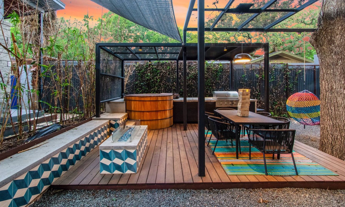 Zilker House | *Walk to Restaurants* Hot Tub | 8 Beds | Sleeps 15!