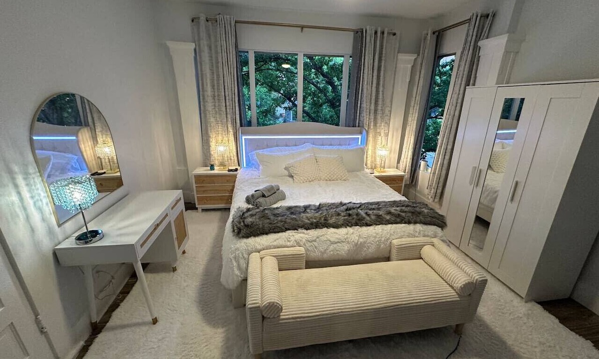 Hancock Apartment | 💫 Walk to UT|100` TV|Massage Chair|King Beds|Themes