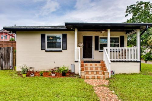 Griffin Heights House | Walkable to FSU Campus: Cozy Retreat w/Deck!