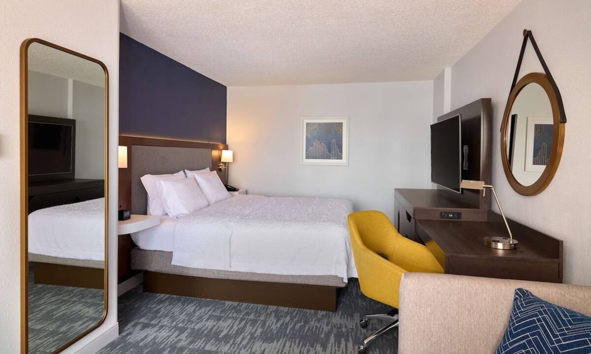 Mount Vernon Triangle Hotel | Washington DC Downtown Studio King Bed Sofa Bed Ideal for Business Travel