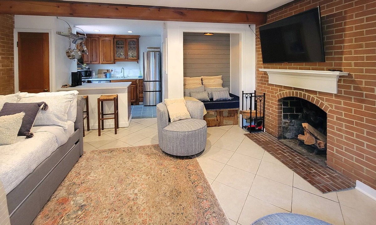 Old Town Alexandria Apartment | Washington Family Property, Lower Carriage House in Old Town on 107 S Lee Street