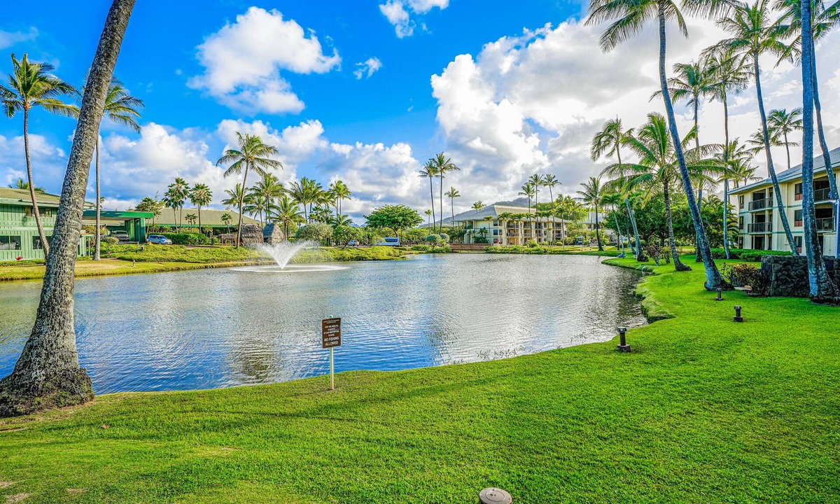 Hanamaulu Condo | Water-view 3rd-floor condo with community pool & grills - near sights & dining