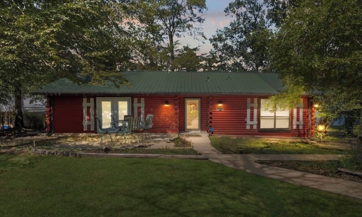 Anacoco Cabin | Waterfront authentic log cabin in charming Anacoco