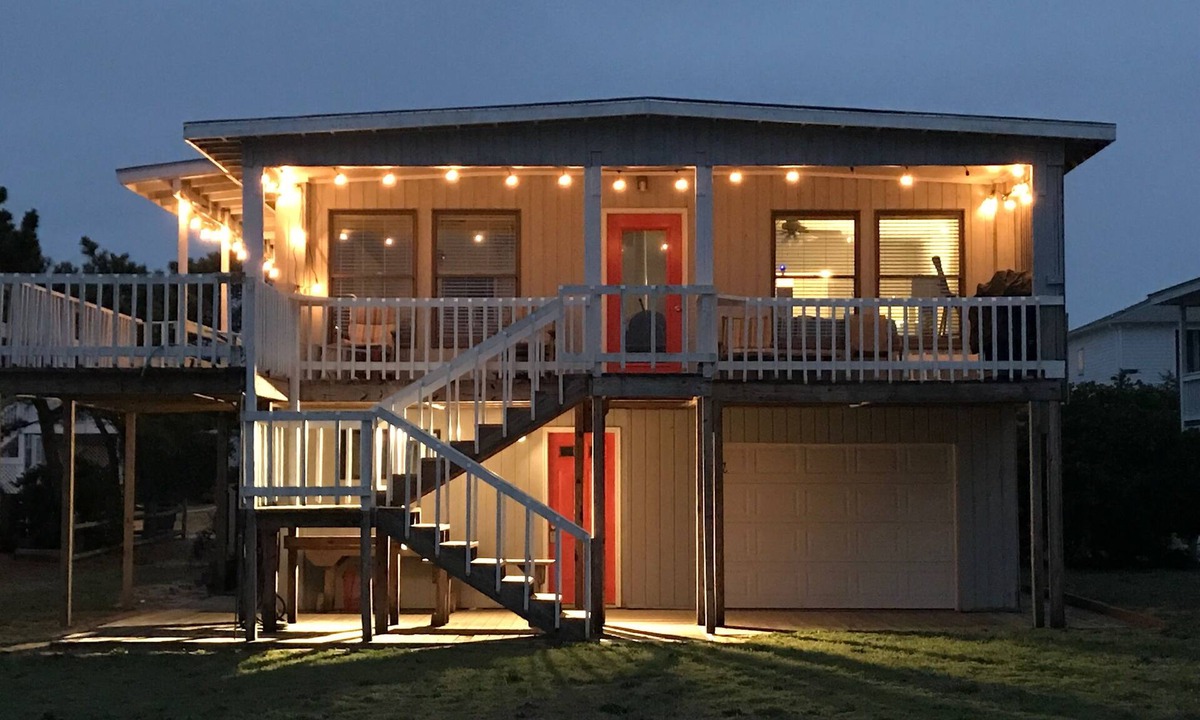 Oak Island House | Waterfront- Bring your Kayaks & Fishing Poles!