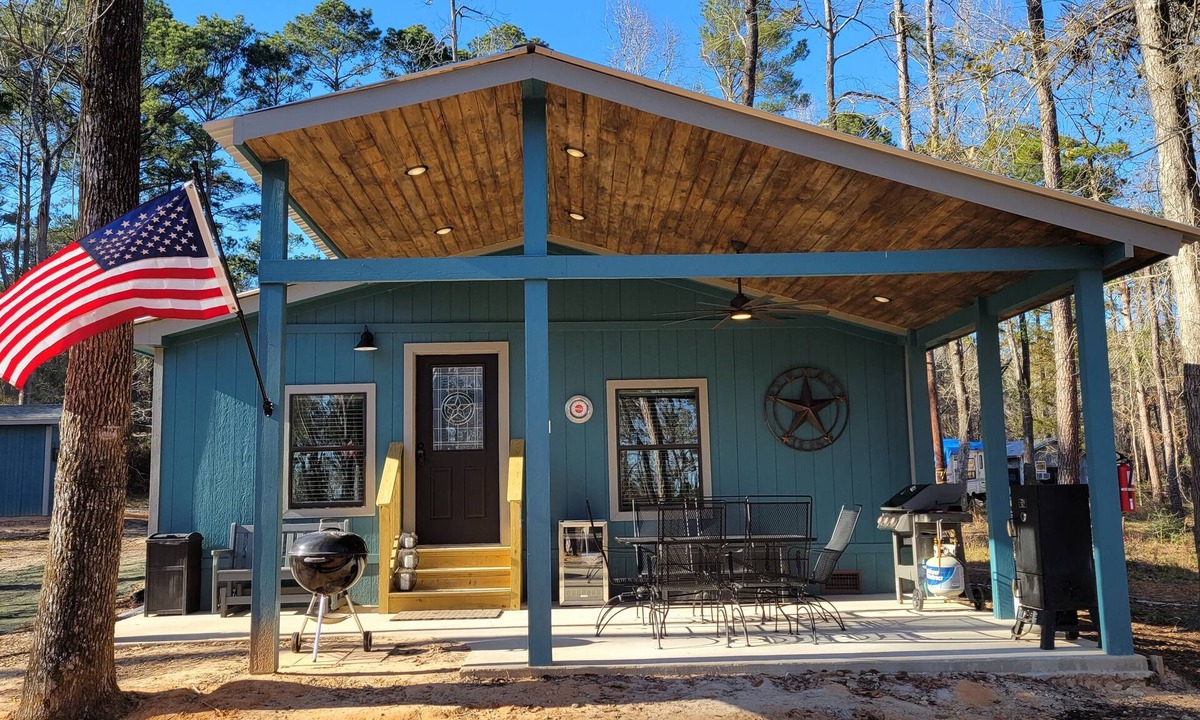 Broaddus Cabin | WATERFRONT Cabin on a Secluded Cove - Fish directly from property!