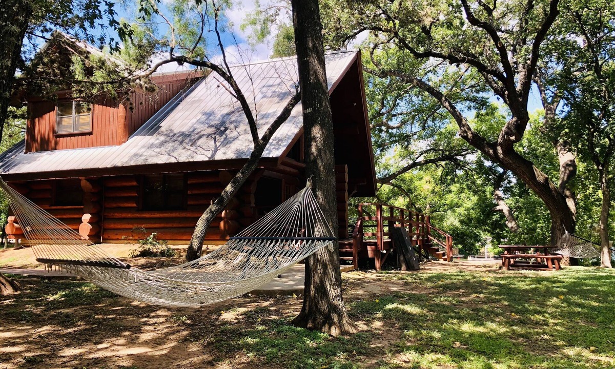 Marble Falls Cabin | Waterfront Home w/Big Deck+Lake Views|Sleeps 4