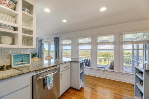 Harkers Island House | Waterfront Home w/Screened Porch & Sunsets