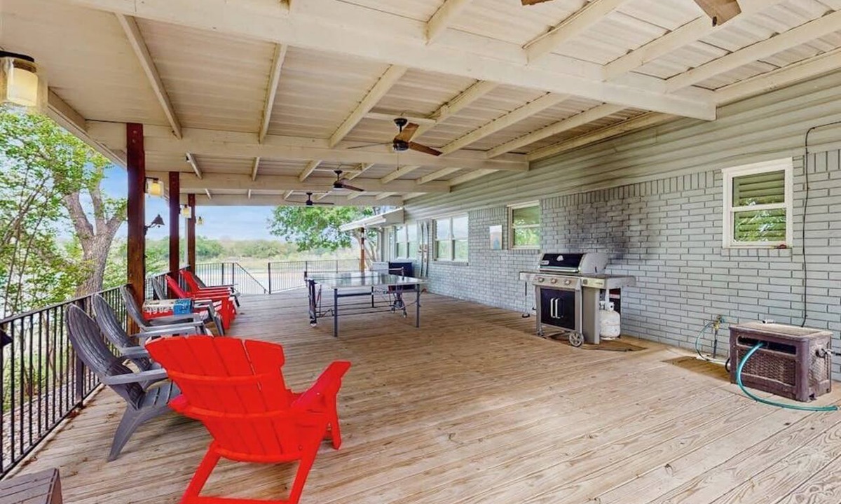 Kingsland House | Waterfront Home With Kayaks, Game Room, Firepit, & Enormous Deck