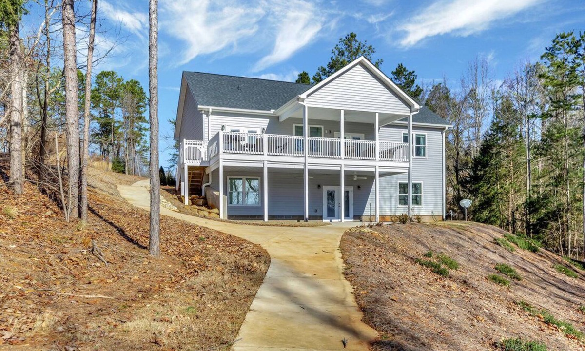 Townville House | Waterfront Lake Hartwell home with dock in place! 30 min to Clemson