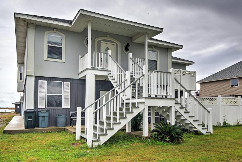 Slidell House | Waterfront Slidell Home w/Boat Dock & Canal View!