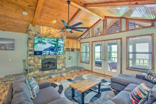 Yantis House | Waterfront Yantis Retreat w/Deck & Zipline!