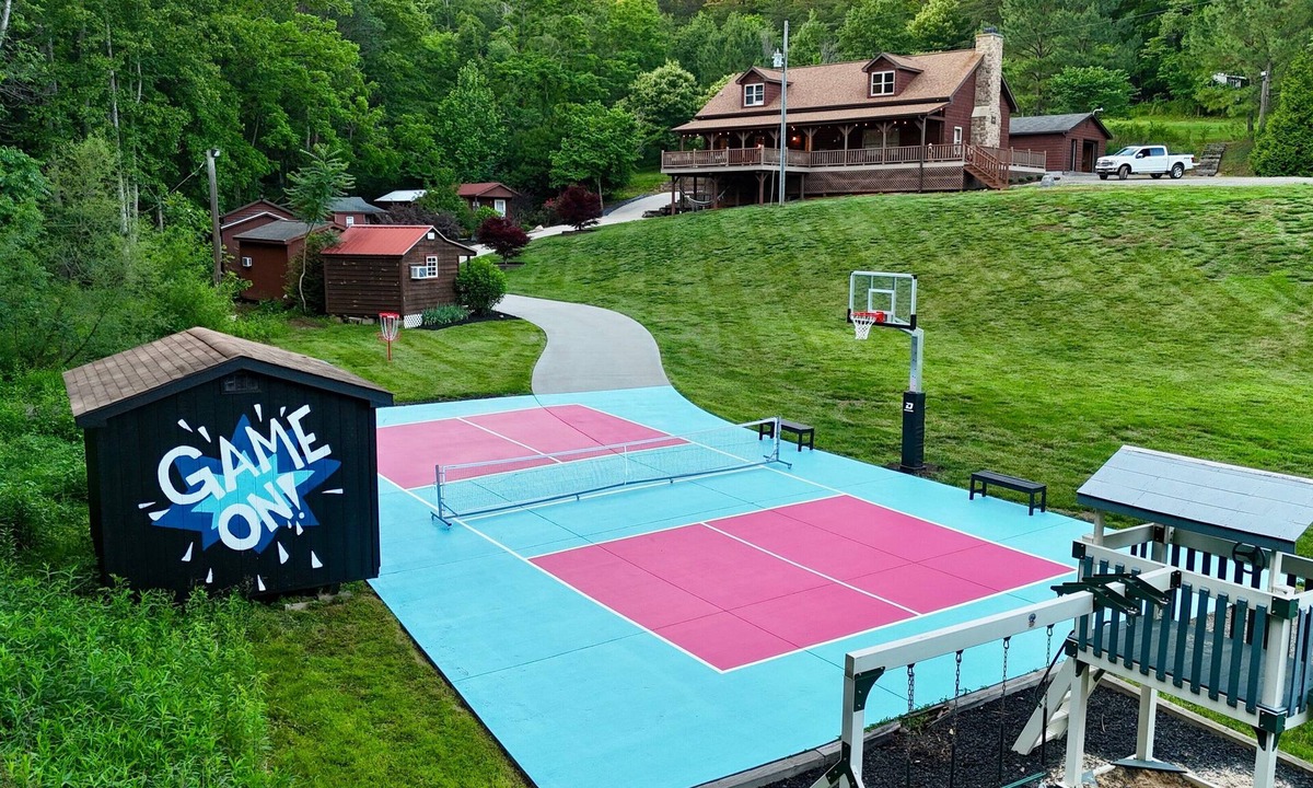Scotts Cabin | Weaverville Cabin + Mini Cabins w/Pickleball + Hot Tub + 50 Acres