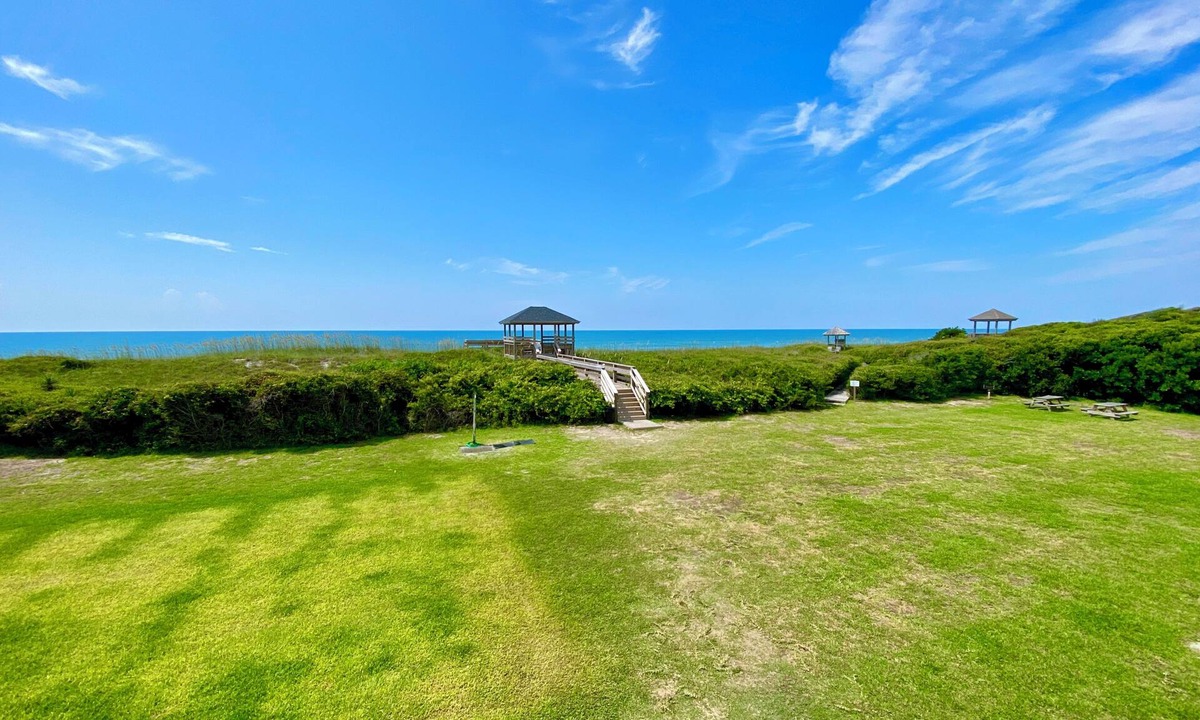 Atlantic Beach Apartment | Welcoming studio with AC, WiFi, pool, laundry room - 50 steps to the beach