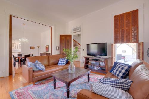Columbus House | WFH Friendly: Abode w/Balcony in Columbus!