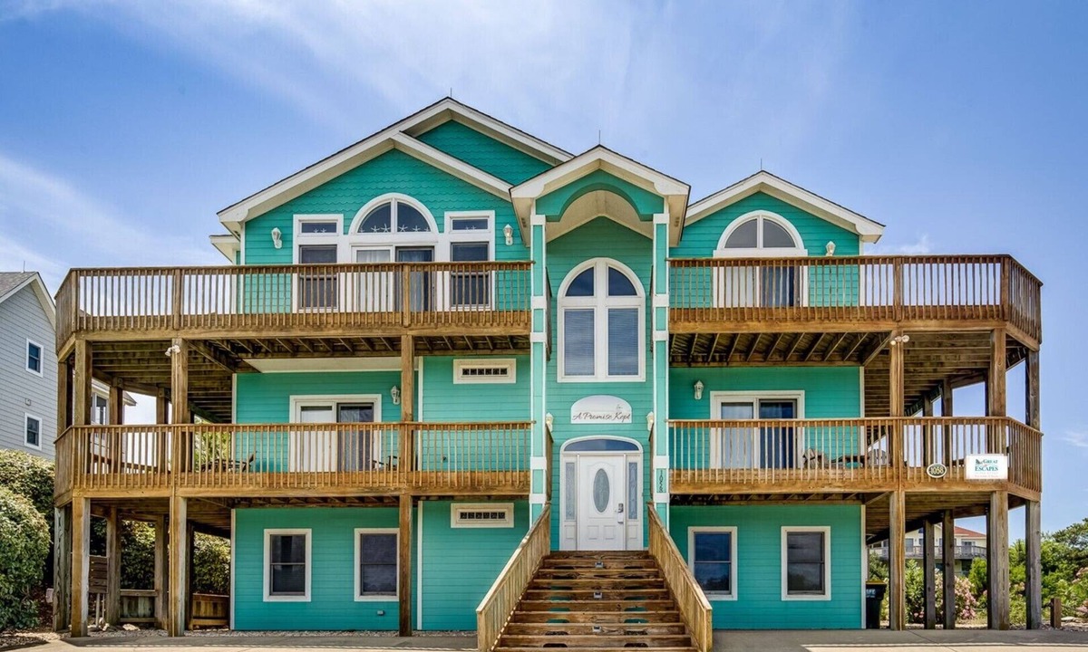 Whalehead Beach House | Whalehead with a Private Pool & Hot Tub!