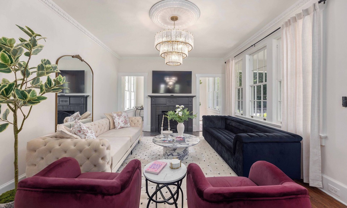 Columbus House | White Modern Retreat Near Fort Moore & Downtown