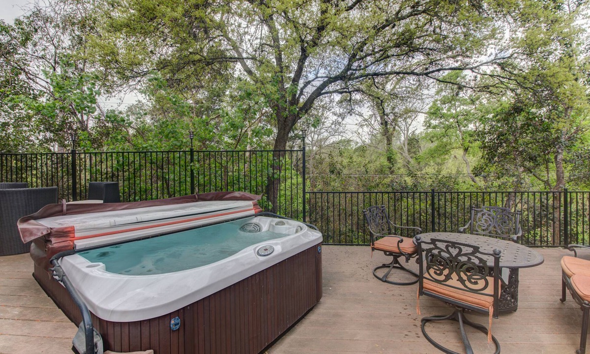 MLK House | Whole Home Air Cleaner, Quiet surroundings, deck and Jacuzzi, near golf course