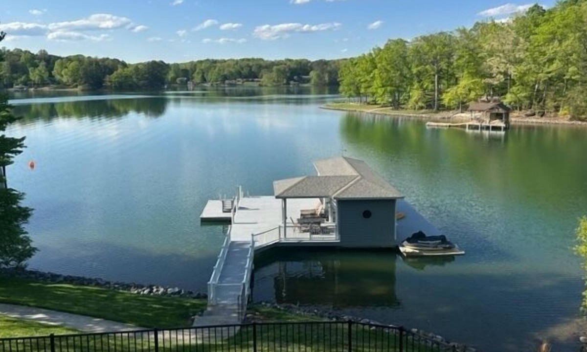 Huddleston House | Wifi - Hot Tub - Fire Pit - 4 Kayaks. Come Visit "Paradise Cove"!