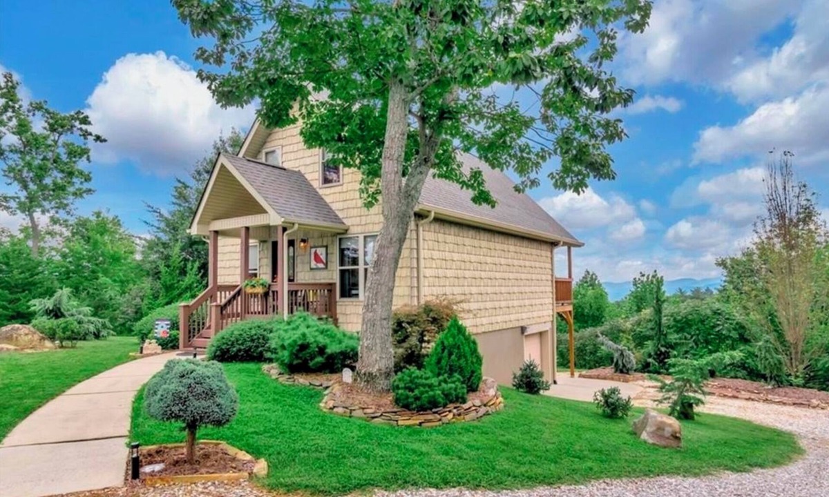 Boomer Cabin | Wilkes County Western NC 3br Cottage with Hot Tub!