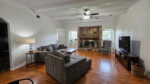 Warner Robins House | Willow and Stone Escape sleeps 6