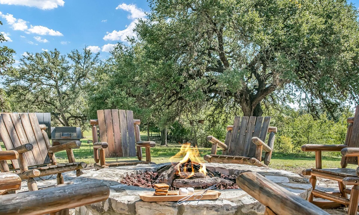 Stonewall House | Wine Cellar Farmhouse | 3 King Beds | Full Kitchen | Pet Friendly w/fee